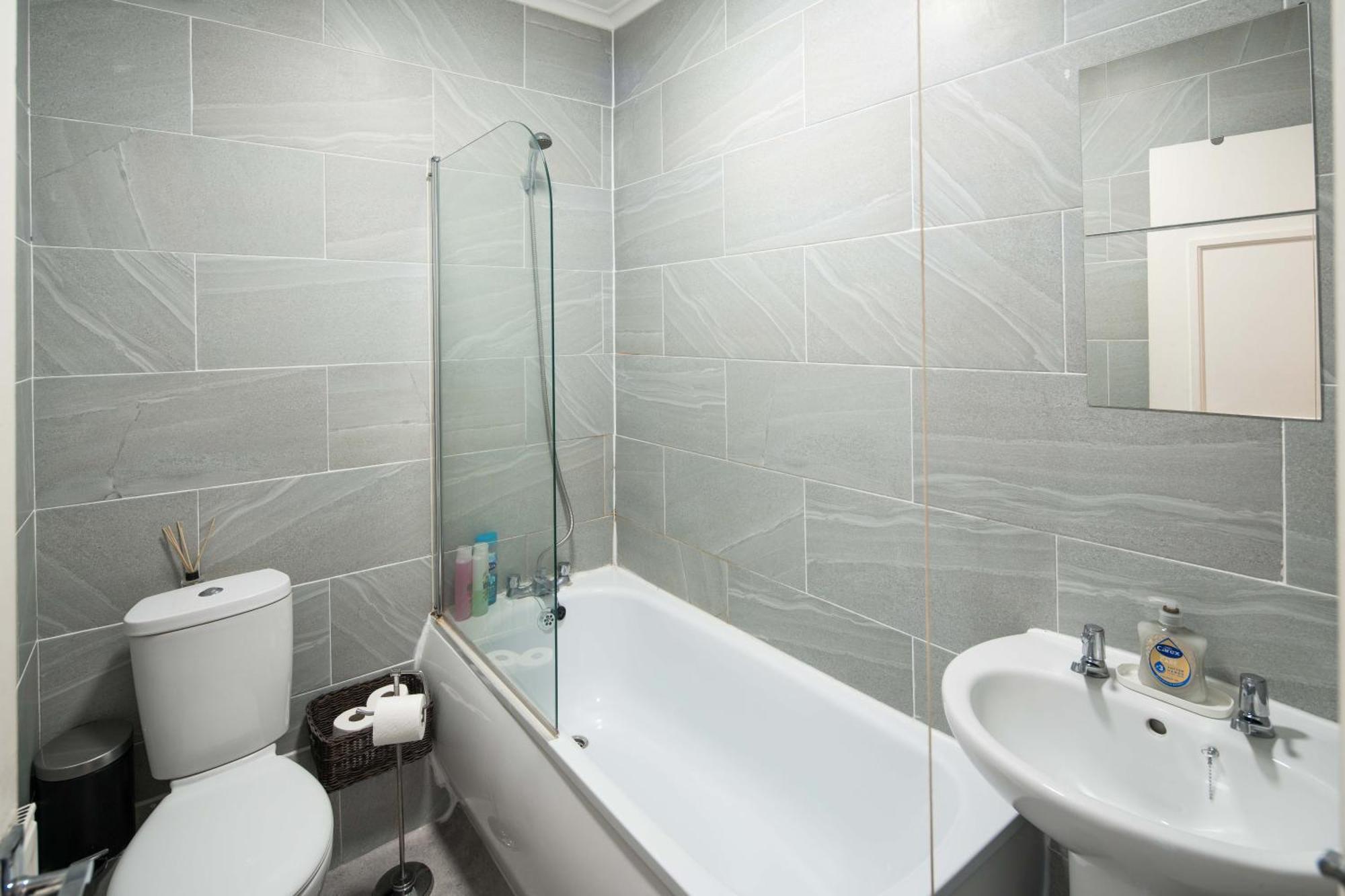 Private Double Room Shared Bathroom Near City Centre London Exterior foto